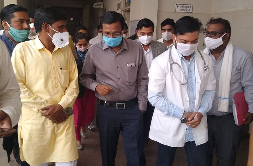 कलक्टर ने साहवा में देखी डेंगू को लेकर की गई व्यवस्थाएं कलक्टर ने साहवा में देखी डेंगू को लेकर की गई व्यवस्थाएं