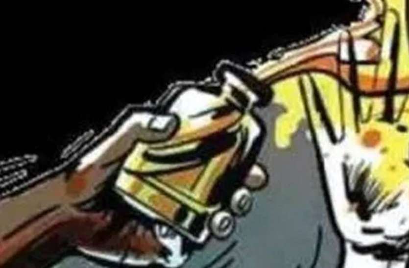 acid.jpg बदला लेने के लिए रेप पीड़िता ने कोर्ट के बाहर आरोपी पर किया तेजाब से हमला, साथ आई बहन झुलसी