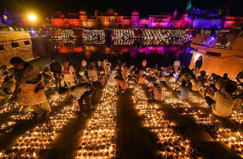 दीयों की रोशनी से अयोध्या जगमग, राममंदिर में पहली बार जले 11 हजार दीप दीयों की रोशनी से अयोध्या जगमग, राममंदिर में पहली बार जले 11 हजार दीप
