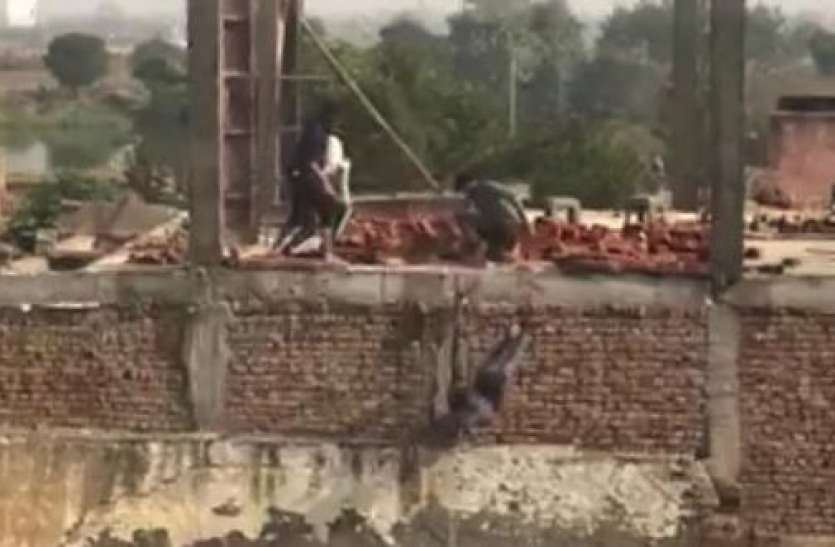bb.jpg दबंगों ने घर में घुसकर महिलाओं व बच्चों को पीटा, युवक को छत से नीचे फेंका, वीडियो वायरल
