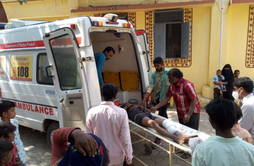 Road accident Road accident - ओवरटेक कर रही बस ने बाइक को मारी टक्कर, तीन की मौत