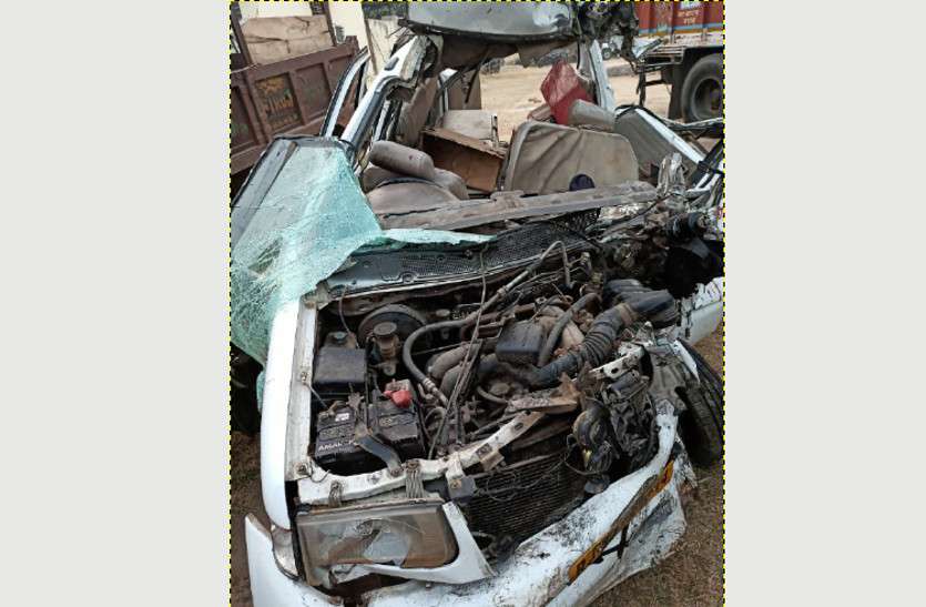 bharatpur_accident.jpg मरीज की रास्ते में मौत होने पर लौट रही थी एंबुलेंस, ट्रोले से भिड़ी, 3 लोगों की मौत