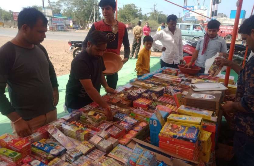 fire crackers with green crackers दुकानदारों को नहीं मालूम ग्रीन क्रेकर्स, बेच रहे सामान्य पटाखे