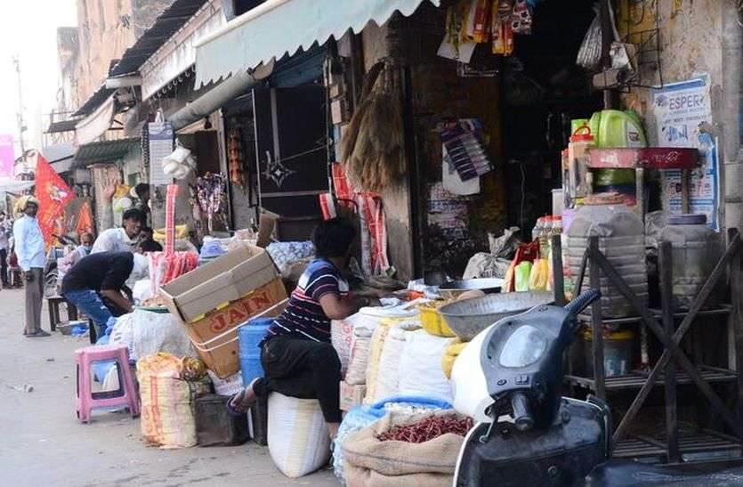 लोगों का बड़ा सवाल : कहां चले पैदल लोगों का बड़ा सवाल : कहां चले पैदल