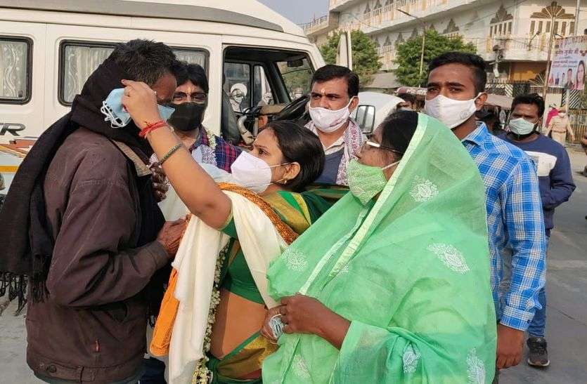 महापौर मुनेश गुर्जर ने खुद कचरा उठा डस्टबिन में डाला महापौर मुनेश गुर्जर ने खुद कचरा उठा डस्टबिन में डाला