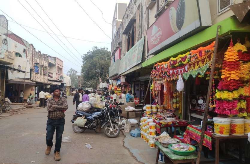 धनतेरस पर बाजार में पसरा सन्नाटा धनतेरस पर भी दिखा मंदी व कोरोना का असर, बाजार में नहीं दिखी रौनक