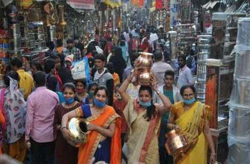 लक्ष्मी पूजन के लिए तैयार शहरवासी लक्ष्मी पूजन के लिए तैयार शहरवासी