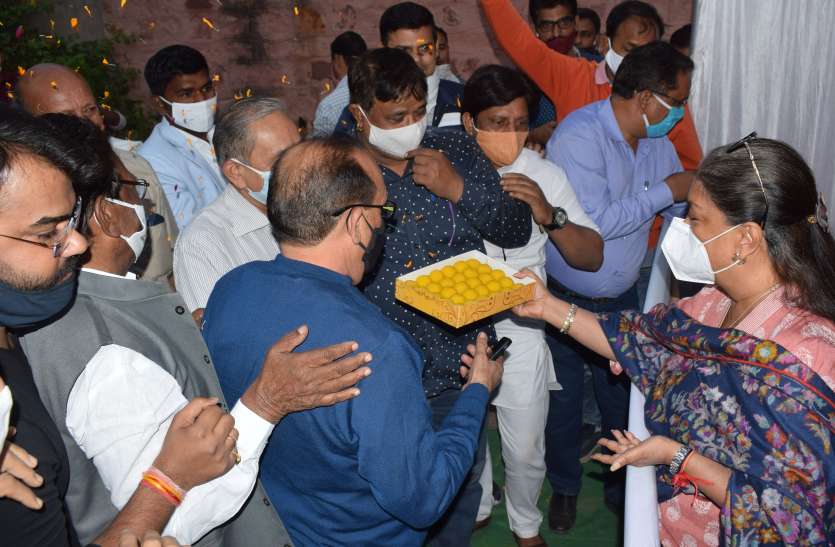 Vasundhara faction and district president's group did different program between the joys of Bihar's victory बिहार की जीत की खुशियों के बीच वसुंधरा गुट व जिलाध्यक्ष गुट ने अलग-अलग किया कार्यक्रम
