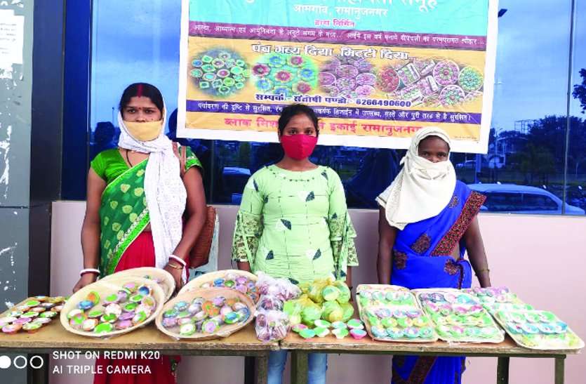 इस दीवाली पंचगव्य व मिट्टी से बने दीयों की स्टॉल लगाकर बिक्री कर रही महिलाएं इस दीवाली पंचगव्य व मिट्टी से बने दीयों की स्टॉल लगाकर बिक्री कर रही महिलाएं