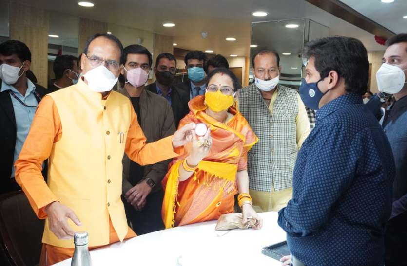 emoqasixmaed3pf.jpg सीएम शिवराज ने अपने परिवार के साथ बाजार में की खरीदारी, उठाया पान का लुत्फ़