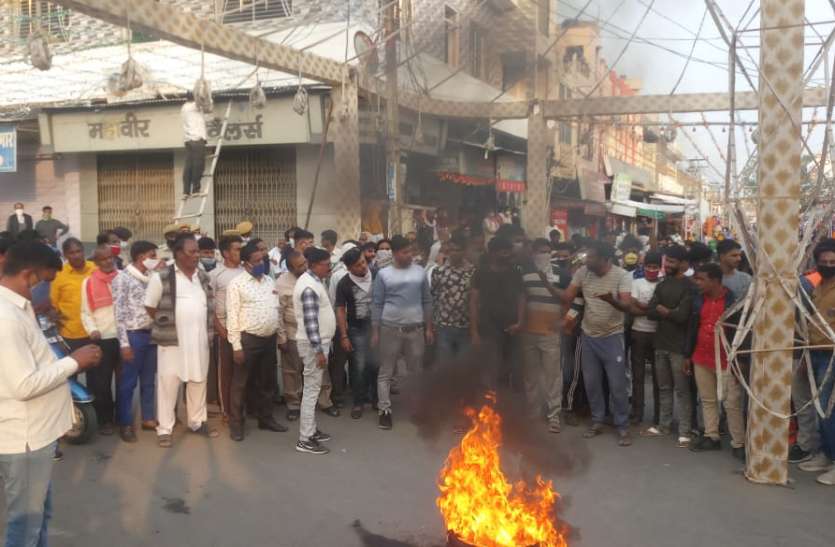 Jungleraj: Armed criminals broke in the way on the former councilor जंगलराज: पूर्व पार्षद पर बीच राह मेंं हथियारों से लैस अपराधी टूट पड़े