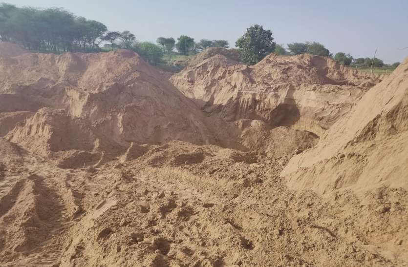 ada शहर में सड़कों के किनारे,एडीए की योजनाओं में पटकी जा रही सड़कों डम्परी मिट्टी