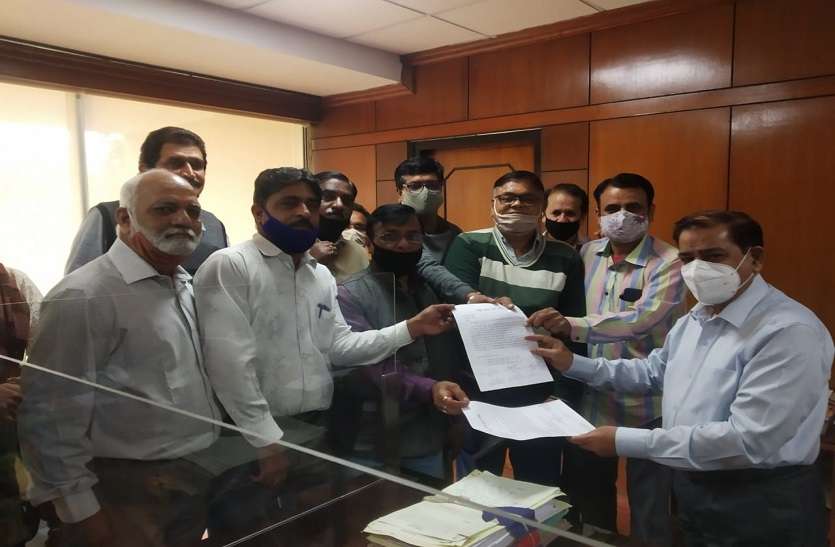 Electrical workers protest against not giving full bonus cash विद्युत कर्मियों ने पूरा बोनस नकद नहीं देने पर जताया विरोध