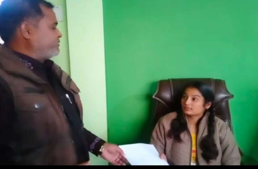 रायबरेली में योगी सरकार के विधायक की एक नई पहल, छात्रा को 1 दिन के लिए बनाया विधायक रायबरेली में योगी सरकार के विधायक की एक नई पहल, छात्रा को 1 दिन के लिए बनाया विधायक