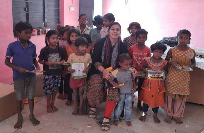 Patwari Anjali with children. पढ़ाई के दौरान शुरू की जरूरतमंदो की मदद, पटवारी बनने से राह हुई आसान
