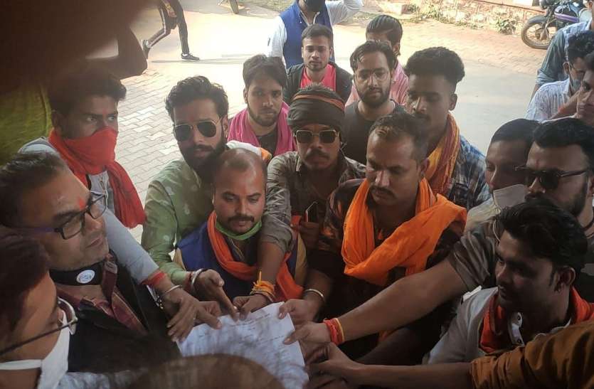 Bajrang Dal workers handing out memorandum in protest against ban on firecrackers. एक माह दबा रहा पटाखे पर प्रतिबंध का आदेश, दीपावली से दो दिन पहले लागू होने का विरोध