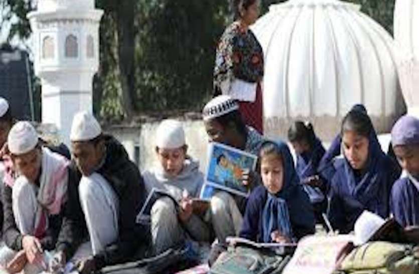 यूपी के 25 हजार मदरसा शिक्षकों को मिलेगा 70 दिन का मानदेय, केंद्र ने जारी किए 50 करोड़ 89 लाख रुपये यूपी के 25 हजार मदरसा शिक्षकों को मिलेगा 70 दिन का मानदेय, केंद्र ने जारी किए 50 करोड़ 89 लाख रुपये