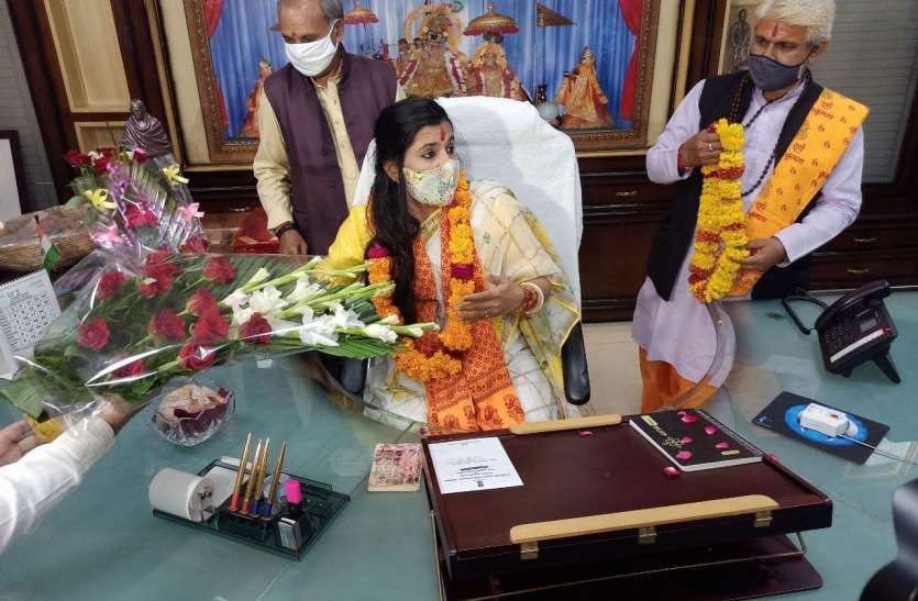 महापौर सौम्या गुर्जर की अधिकारियों को दो टूक, ना खाऊंगी ना खाने दूंगी महापौर सौम्या गुर्जर की अधिकारियों को दो टूक, ना खाऊंगी ना खाने दूंगी