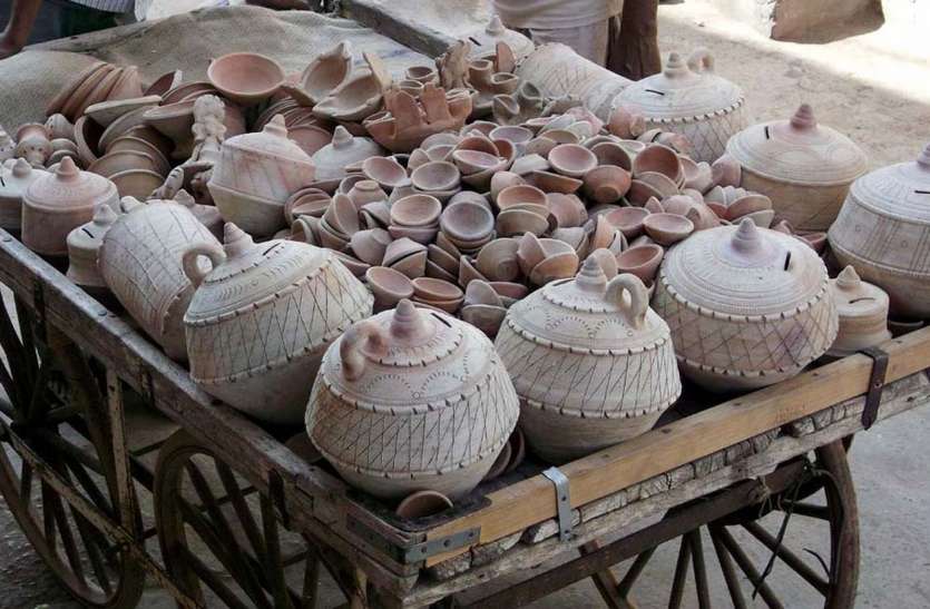 दीपावली की तैयारियां जोरों पर, सजने लगी दुकानें दीपावली की तैयारियां जोरों पर, सजने लगी दुकानें