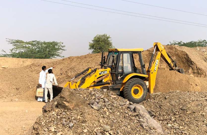 नाडी के आगोर से खोद डाली ग्रेवल, पुलिस पहुंची, तो भाग गए लोग नाडी के आगोर से खोद डाली ग्रेवल, पुलिस पहुंची, तो भाग गए लोग