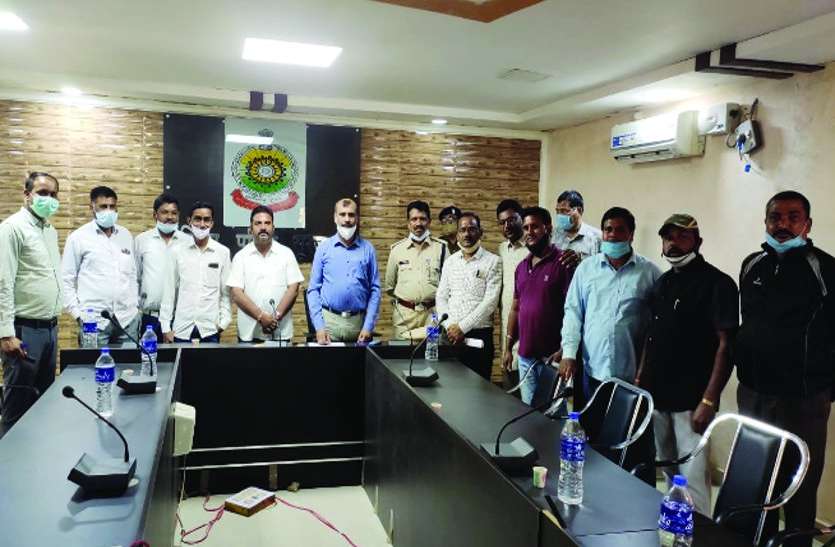 पुलिस अधिकारी बोले- रात 10 बजे के बाद न फोड़े पटाखे, कोरोना काल में सावधानी व सुरक्षा से मनाएं दीपावली पुलिस अधिकारी बोले- रात 10 बजे के बाद न फोड़े पटाखे, कोरोना काल में सावधानी व सुरक्षा से मनाएं दीपावली