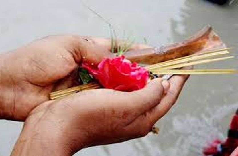 Deepawali Special: अनूूठी परम्परा, जब तक कोआ भोग में चोंच नहीं भरता बैठे रहते लोग Deepawali Special: अनूूठी परम्परा, जब तक कोआ भोग में चोंच नहीं भरता बैठे रहते लोग