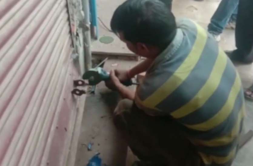 thief.jpg जयपुर के इस ज्वैलर की समझदारी की चर्चा....पूरी रात चोरों ने दुकान में घुसने के लिए सुराख किया... लेकिन सवेरे