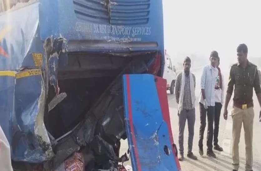 यमुना एक्सप्रेसवे पर खड़ी बस में कैंटर ने मारी टक्कर, दो की मौके पर मौत यमुना एक्सप्रेसवे पर खड़ी बस में कैंटर ने मारी टक्कर, दो की मौके पर मौत