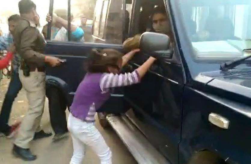 b3.jpg कांस्टेबल ने बच्चों के सामने गरीब दुकानदार काे खसीटा, पिता काे छुड़ाने के लिए पुलिस की गाड़ी से सिर पटकती रही बच्ची