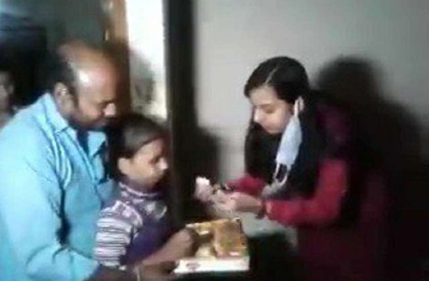 bulandshar.jpg Bulandshahr incident आराेपी पुलिसकर्मी सस्पेंड, पीड़ित परिवार के घर मिठाई लेकर पहुंचे अफसर