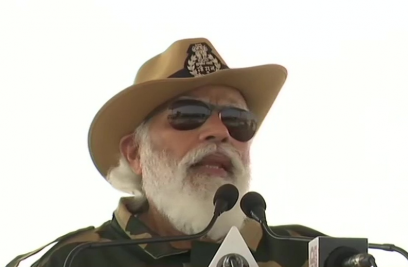 pm modi जैसलमेर में पीएम मोदी ने सेना के जवानों से कहा - आपके पास पूरे देश का प्यार लेकर आया हूं