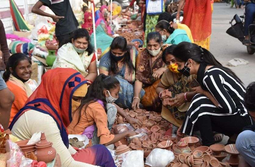 Markets become full, buyers are overflowing in bhilwara फु टपाथ बने बाजार, उमड़ रहे खरीदार