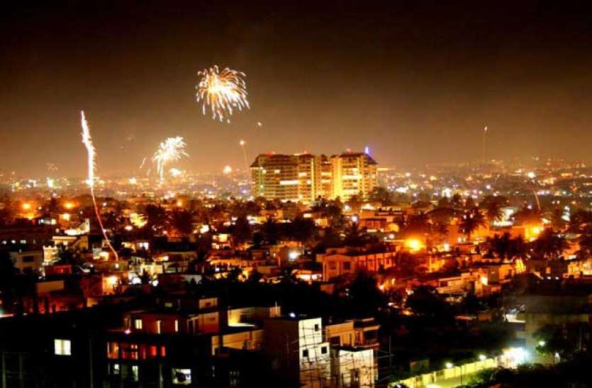 11_06_364016852diwali-image-1476950714-ll.jpg इस शहर में दीपावली पर लोगों ने खरीदे 10 करोड़ के पटाखे, रातभर जमकर हुई आतिशबाजी