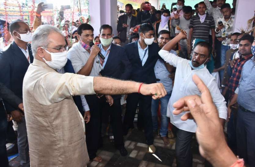 छत्तीसगढ़ के CM सीएम पर युवक ने पूरी ताकत से किया प्रहार छत्तीसगढ़ के सीएम पर युवक ने पूरी ताकत से किया प्रहार