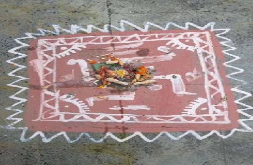 WEST BENGAL---घरों के बाहर रंगोली पर दीपक जला कर गोवेर्धन पूजा WEST BENGAL---घरों के बाहर रंगोली पर दीपक जला कर गोवेर्धन पूजा