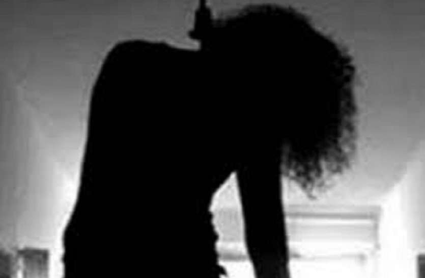हैरान कर देने वाला मामला आया सामने, महिला ने हांथ पर मेहंदी से लिखा प्रेमी और खुद का नाम, फिर लगा ली फांसी हैरान कर देने वाला मामला आया सामने, महिला ने हांथ पर मेहंदी से लिखा प्रेमी और खुद का नाम, फिर लगा ली फांसी