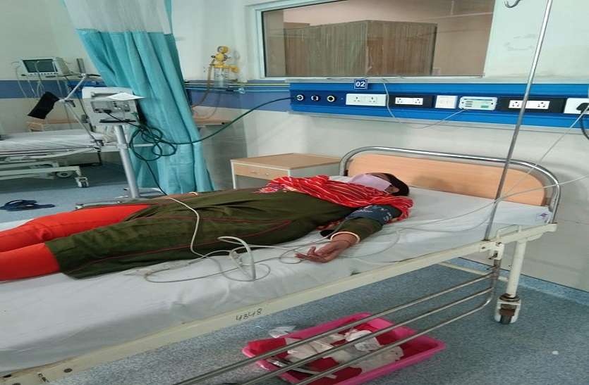 आमरण अनशन पर बैठी महिला स्कूल संचालक की बिगड़ी तबीयत आमरण अनशन पर बैठी महिला स्कूल संचालक की बिगड़ी तबीयत