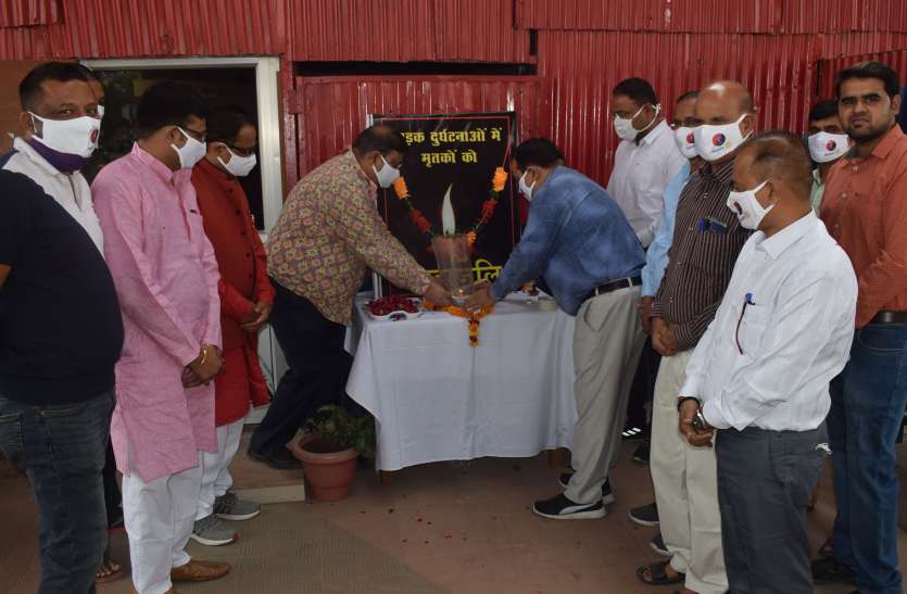 Tribute paid to the dead of road accidents सड़क दुर्घटनाओं के मृतकों को दी श्रद्धांजलि