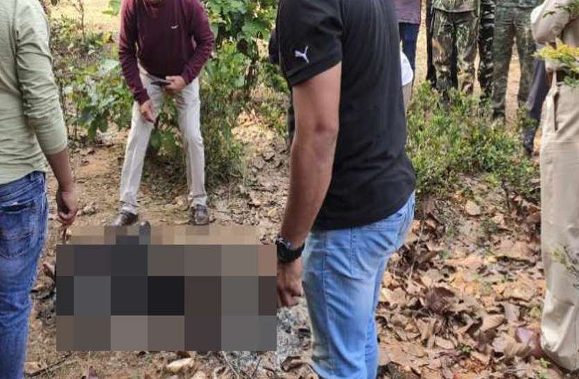 छत्तीसगढ़-उत्तर प्रदेश बॉर्डर के जंगल में मिली अधजली लाश, नहीं हो पाई शिनाख्त, पुलिस ने किया दफन छत्तीसगढ़-उत्तर प्रदेश बॉर्डर के जंगल में मिली अधजली लाश, नहीं हो पाई शिनाख्त, पुलिस ने किया दफन