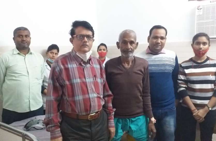 हॉस्पिटल स्टाफ़ के साथ खड़ा किसान छेदालाल आयुष्मान योजना ने बदली कानपुर के किसान छेड़ा लाल की जिंदगी