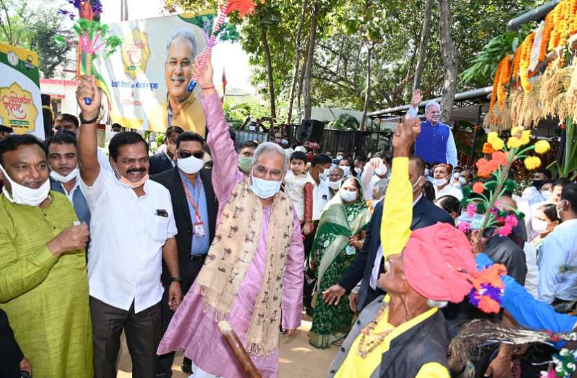 cm bhupesh baghel मुख्यमंत्री निवास में पारंपरिक हर्षाेल्लास के साथ मनाया गया देवारी तिहार और गोवर्धन पूजा का उत्सव