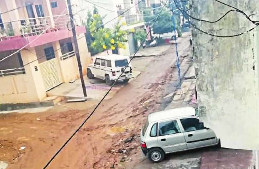 cms-1 पॉश कॉलोनी में सड़क की हालत दयनीय, लोग परेशान