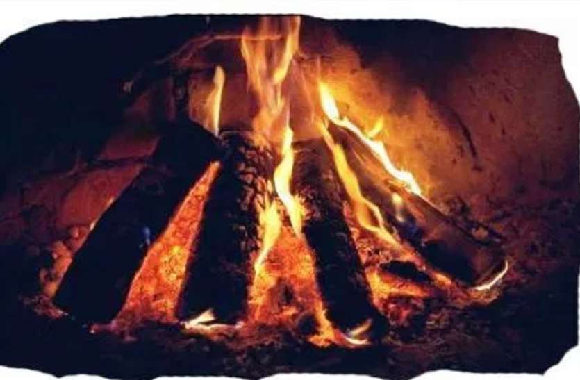 लकड़ी का चूल्हा (प्रतीकात्मक फोटो) दीपावली की खुशियां मातम में बदलीं, किशोरी की मौत
