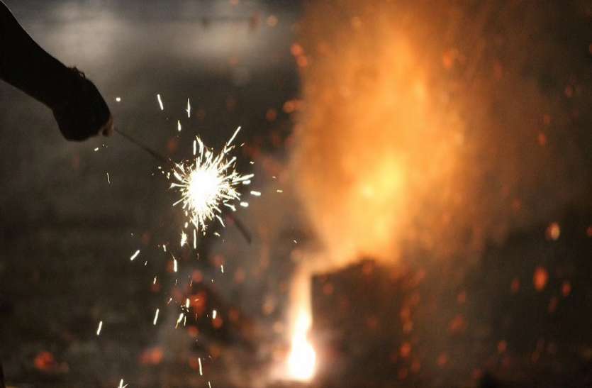 Fireworks on diwali वायु प्रदूषण की नहीं दिखी चिंता, NGT का आदेश दरकिनार, दीपावली पर जमकर हुई आतिशबाजी