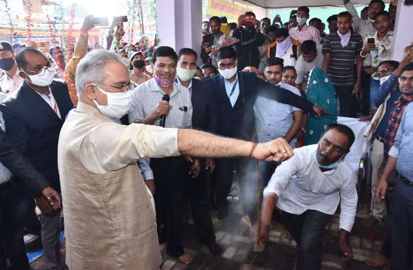gaura_gauri.jpg CM भूपेश ने की गौरा-गोरी की पूजा अर्चना, मंगलकामना के लिए झेला सांटा का प्रहार