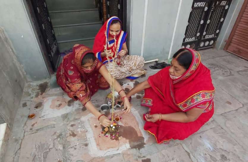 गोर्वधन पूजन कर सुख समृद्धि की कामना की गोर्वधन पूजन कर सुख समृद्धि की कामना की
