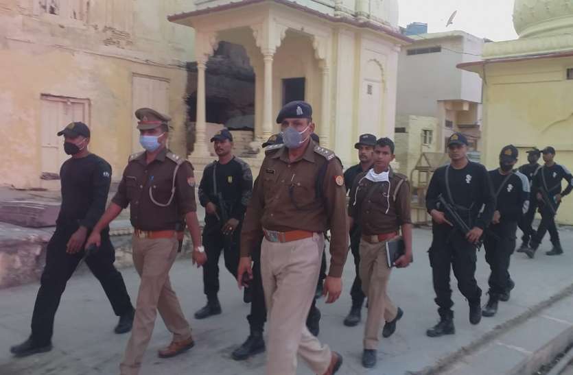 दीपोत्सव में अयोध्या पुलिस की बर्बरता पति पत्नी की जमकर की पिटाई, वीडियो वायरल दीपोत्सव में अयोध्या पुलिस की बर्बरता पति पत्नी की जमकर की पिटाई, वीडियो वायरल