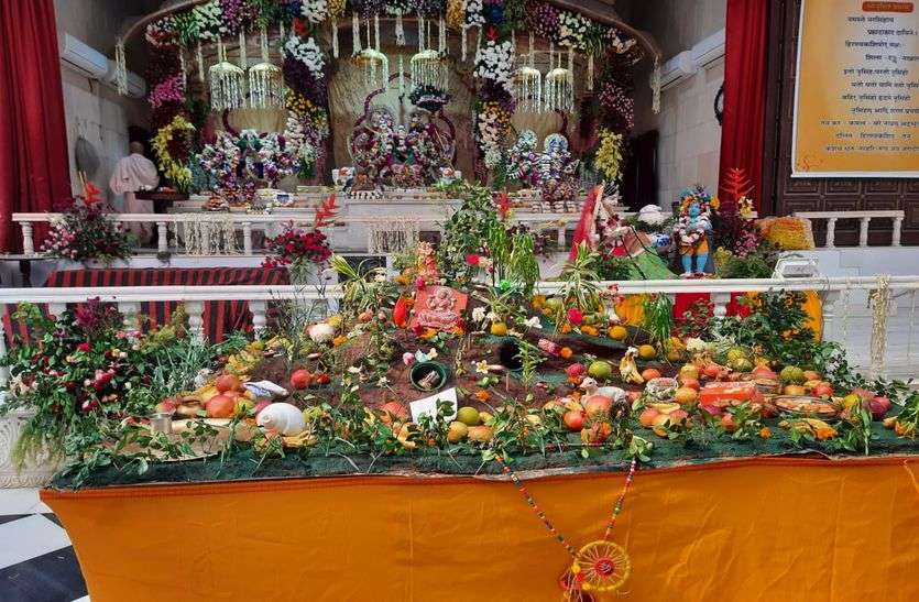 गोवर्धन पूजा, ठाकुरजी को लगाया अन्नकूट भोग गोवर्धन पूजा, ठाकुरजी को लगाया अन्नकूट भोग