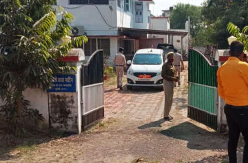 judge_suicide.jpg महिला जज की शयन कक्ष में साड़ी की फंदे से लटकी मिली लाश, जांच में जुटी पुलिस