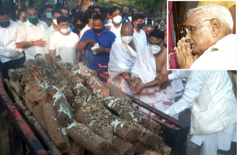 news पंचतत्व में विलीन हुए कैलाश सारंग, बेटे विवेक और विश्वास सारंग ने दी मुखाग्नि, सीएम शिवराज समेत हजारों लोग हुए शामिल